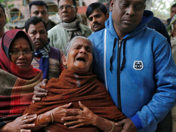 पुलवामा हमले में बंगाल के हावड़ा जिले के बब्लू संतारा भी शहीद हो गए। उनका पार्थिव शरीर शनिवार को जब घर पहुंचा तो एक बूढ़ी महिला उन्हें याद करके ऐसे भावुक हो गईं।