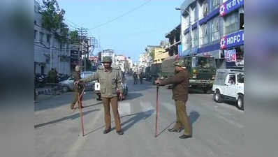 पुलवामा हमला: जम्मू में दूसरे दिन भी कर्फ्यू जारी, सेना ने किया फ्लैग मार्च