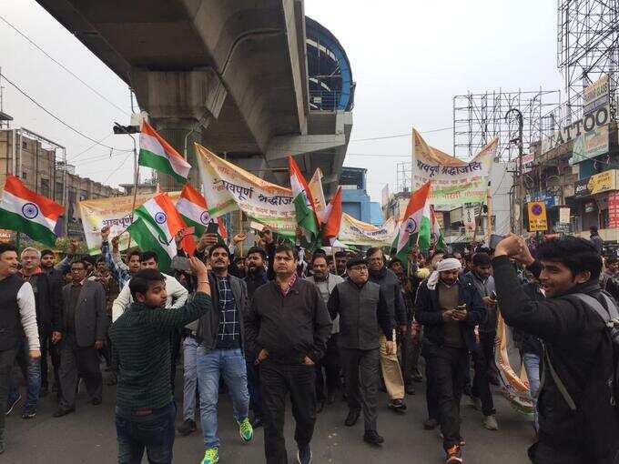 नोएडा सेक्टर 18 में लोगों ने पुलवामा हमले में शहीद जवानों को भावभीनी श्रद्धांजलि दी। तस्वीरें