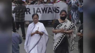 शहीदों को श्रद्धांजलि देने के लिए हजारों लोगों के साथ कैंडल मार्च में शामिल हुईं ममता बनर्जी