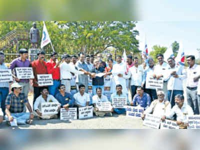 ವಿವಿಧ ಬೇಡಿಕೆ ಈಡೇರಿಕೆಗೆ ಆಗ್ರಹಿಸಿ ಶಿಕ್ಷ ಕರ ಪ್ರತಿಭಟನೆ