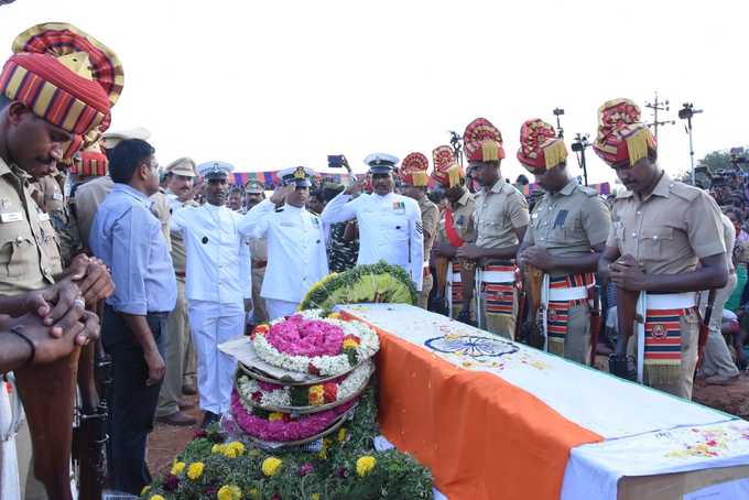 புகைப்படத்தொகுப்பு: தூத்துக்குடி வீரருக்கு இறுதியஞ்சலி! ஆயிரக்கணக்கானோர் பங்கேற்பு!!