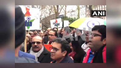 पुलवामा अटैक: लंदन में पाक उच्चायोग के बाहर विरोध-प्रदर्शन