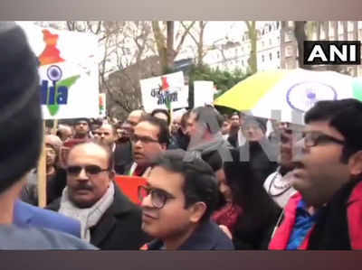 पुलवामा अटैक: लंदन में पाक उच्चायोग के बाहर विरोध-प्रदर्शन