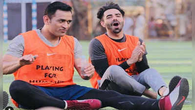 dhoni-Aparshakti: धोनी-अपारशक्तीचा मैदानावरच गप्पांचा फड