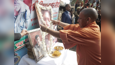 देवरियाः शहीद विजय मौर्य के परिजनों से मिले सीएम योगी, परिवार ने सौंपा ज्ञापन