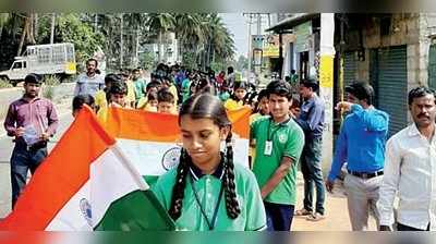 ಉಗ್ರ ದಾಳಿಯಲ್ಲಿ ಹುತಾತ್ಮರಾದ ಯೋಧರಿಗೆ ಮಕ್ಕಳ ನಮನ