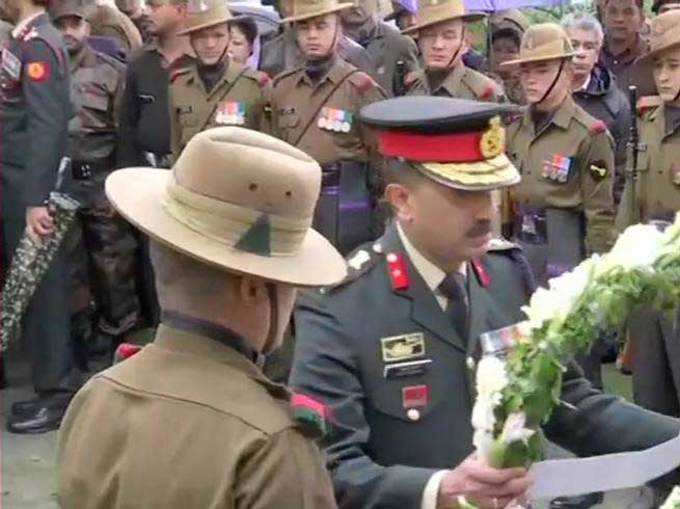 देहरादूनः कल पुलवामा एनकाउंटर में शहीद हुए मेजर विभूति को श्रद्धांजलि देते सेना के अधिकारी।