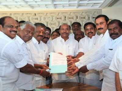 PMK: அமைச்சர்கள் மீது ஊழல்கள் புகார் அளித்த கையோடு கூட்டணியில் கையொப்பமிட்ட பாமக