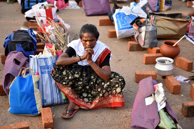 ആറ്റുകാൽ പൊങ്കാലയ്ക്കായി എത്തിയ സ്ത്രീകൾ