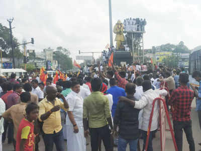 மதுரையில் பதற்றம்.... விமான நிலையத்திற்கு முத்துராமலிங்கத் தேவர் பெயரை சூட்ட வலியுறுத்தி போராட்டம்!