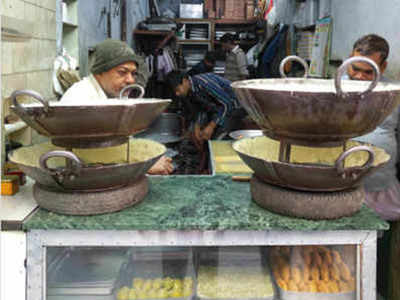 पुरानी दिल्ली जाएं तो इन हलवाइयों के हाथ का मीठा जरूर खाएं