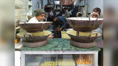 पुरानी दिल्ली जाएं तो इन हलवाइयों के हाथ का मीठा जरूर खाएं