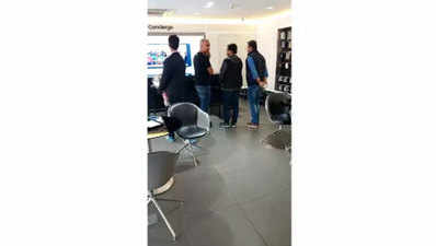 एक्सक्लूसिव Samsung Store में घूमते दिखे Xiaomi India हेड मनु कुमार जैन