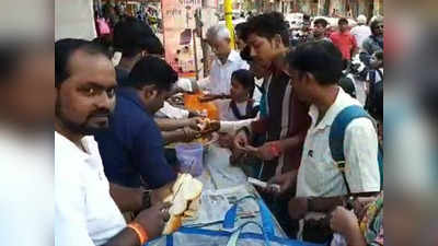 वड़ापाव विक्रेता ने पुलवामा शहीदों के नाम की एक दिन की कमाई