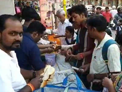 वड़ापाव विक्रेता ने पुलवामा शहीदों के नाम की एक दिन की कमाई