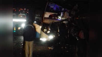 ahmednagar: नगर येथे भीषण अपघातात ३ ठार, १९ जखमी