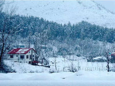 हिमाचल प्रदेश: बर्फीले तूफान से रास्ते बाधित, 3 विदेशियों समेत फंसे 70 पर्यटक