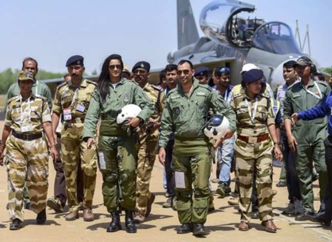 Bengaluru: Badminton player PV Sindhu with Wing Commander Sidharth Singh and oth...