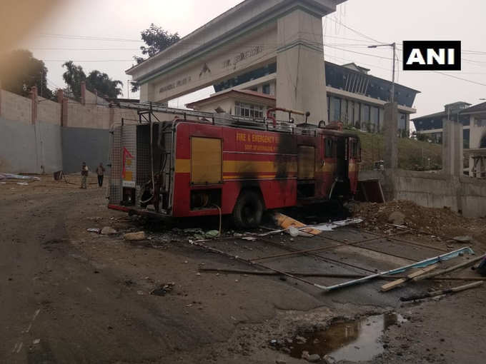 दमकल गाड़ी को किया क्षतिग्रस्‍त