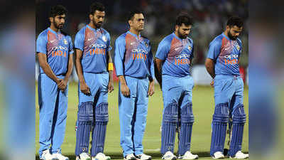 टीम इंडिया ने पुलवामा के शहीदों को किया याद, रखा मौन, हाथ में बांधी काली पट्टी
