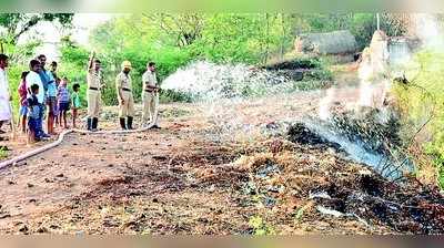 ಕಸದ ರಾಶಿಗೆ ಬೆಂಕಿ: ಅನಾಹುತ ತಪ್ಪಿಸಿದ ಅಗ್ನಿಶಾಮಕ ದಳ