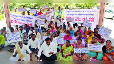 ಪರಿಹಾರಕ್ಕೆ ಆಗ್ರಹಿಸಿ ತಮ್ಲಾಪುರ ರೈತರ ಧರಣಿ: ಸಚಿವರಿಗೆ ಮನವಿ