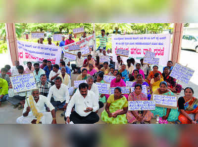 ಪರಿಹಾರಕ್ಕೆ ಆಗ್ರಹಿಸಿ ತಮ್ಲಾಪುರ ರೈತರ ಧರಣಿ: ಸಚಿವರಿಗೆ ಮನವಿ