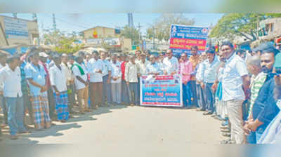 ಮಾಜಿ ಯೋಧನ ಮೇಲೆ ಹಲ್ಲೆ ಖಂಡಿಸಿ ಪ್ರತಿಭಟನೆ