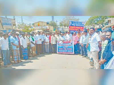 ಮಾಜಿ ಯೋಧನ ಮೇಲೆ ಹಲ್ಲೆ ಖಂಡಿಸಿ ಪ್ರತಿಭಟನೆ