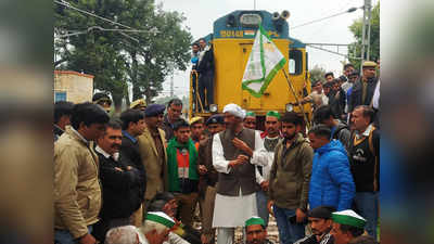 600 करोड़ रुपये के बकाया गन्ना भुगतान के लिए किसानों ने रोकी ट्रेन