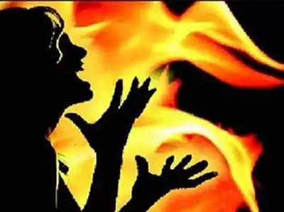 आगरा यूनिवर्सिटी में छात्रा ने किया खुद को जिंदा जलाने का प्रयास