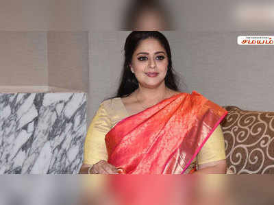 Nagma : அரசியலிலிருந்து மீண்டும் சினிமாவில் நுழையும் நக்மா!