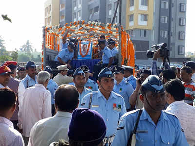 नासिक: तिरंगे में पहुंचा बडगाम हेलिकॉप्टर क्रैश में शहीद हुए स्क्वॉड्रन लीडर का पार्थिव शरीर