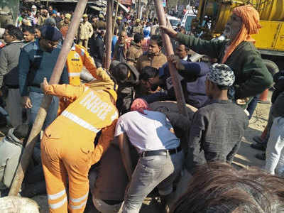 वाराणसीः सुरक्षा उपकरणों के बिना नाले में उतरे दो सफाई कर्मियों की मौत, 10 घंटे बाद निकाले गए शव