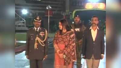 IAF Pilot Abhinandan: భారత గడ్డపై కాలుమోపిన అభినందన్.. ఇండియన్ హీరోకు జేజేలు 