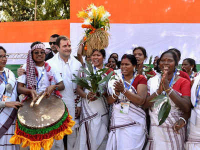 रांची पहुंचे राहुल गांधी, स्थानीय लोगों के साथ किया डांस