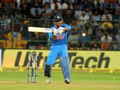 India vs Australia: रोहित को पीछे छोड़ धोनी बने ODI में भारत के लिए सबसे ज्यादा सिक्स लगाने वाले बल्लेबाज
