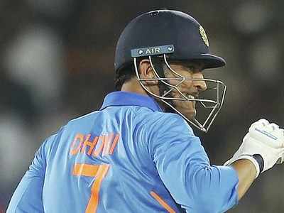 IND vs AUS: जाधव और धोनी ने बिखेरी चमक, भारत 6 विकेट से जीता