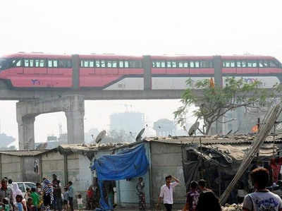 मुंबई में दादर से परेल: एक ओर लोकल, दूसरी ओर मोनो रेल
