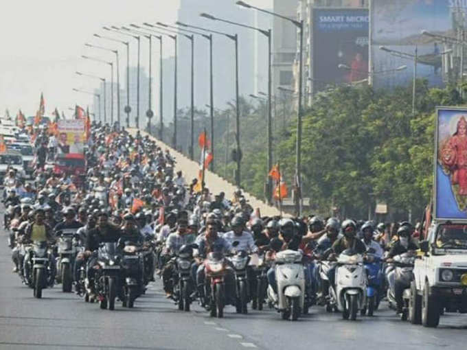 बाइक रैली में हेल्मेट पहनना नहीं भूले सीएम