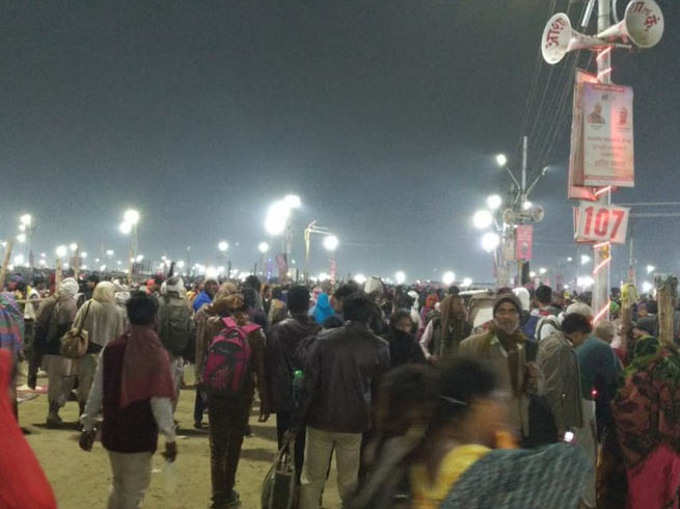 कुंभ मेले के आखिरी शाही स्नान के लिए संगम तट पर इकट्ठा भीड़