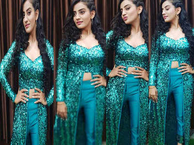 ग्लिटर ड्रेस  में कातिल लग रही हैं Akshara Singh की अदाएं