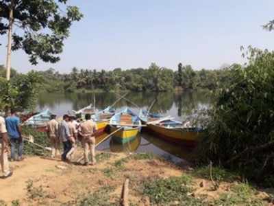 ಮೊಳಹಳ್ಳಿಯಲ್ಲಿ ಅಕ್ರಮ ಮರಳು ದಂಧೆ: ದಾಳಿ