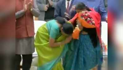 शौर्य सम्मान समारोहः सीतारमण ने शहीद की मां के छुए पैर, OROP पर कहा- बहकावे में न आकर मुझसे मांगें जवाब