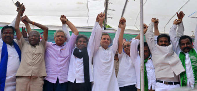 सीताराम येचुरी और अन्य नेताओं के साथ राहुल गांधी