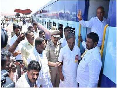 ಕೊನೆಗೂ ಗಂಗಾವತಿಗೆ ಬಂದ ರೈಲು; ಸಂಭ್ರಮದಿಂದ ಸ್ವಾಗತಿಸಿದ ಜನತೆ