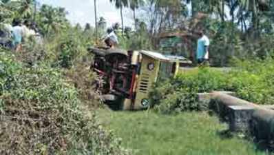 ಟೆಂಪೊ ಕಂದಕಕ್ಕೆ ಪಲ್ಟಿ: 7 ಜನರಿಗೆ ಗಾಯ