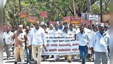 ಬೇಡಿಕೆ ಈಡೇರಿಸುವಂತೆ ಆಗ್ರಹಿಸಿ ಪ್ರತಿಭಟನೆ