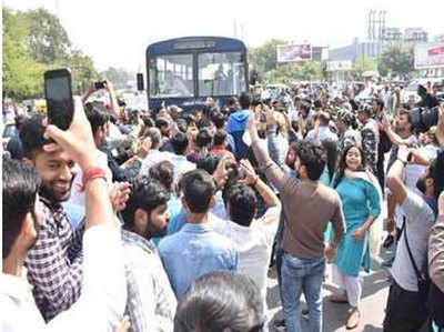 दिल्ली विश्वविद्यालयः वाइस चांसलर के खिलाफ ABVP का प्रदर्शन